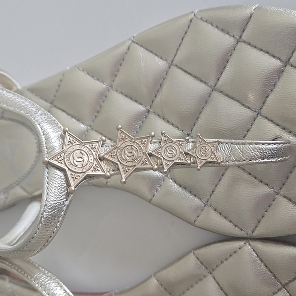 Chanel Star Motiff Metallic Gold Leather Interlocking CC Thong Sandals 36.5 C - Picture 3 of 14